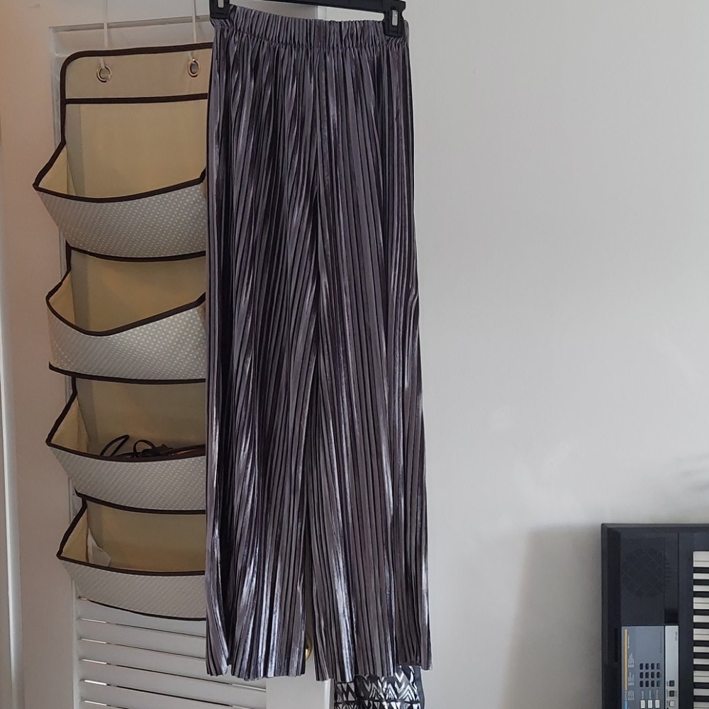 Wide, velour grey pant
